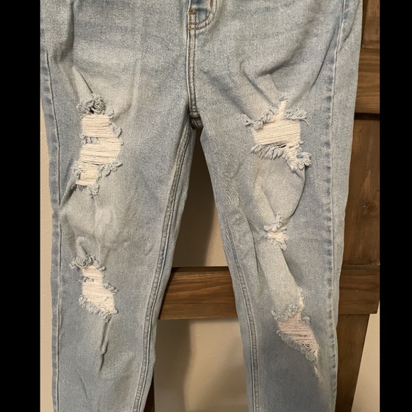 A5 - 258 NWOT Cello High rise distressed mom jeans size 5 - Picture 5 of 15